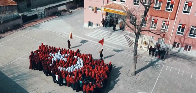 Konya’da öğrencilerden bayrak koreografisi!