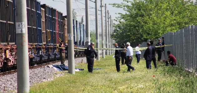 Trenin çarptığı baba ve kucağındaki bebeği öldü