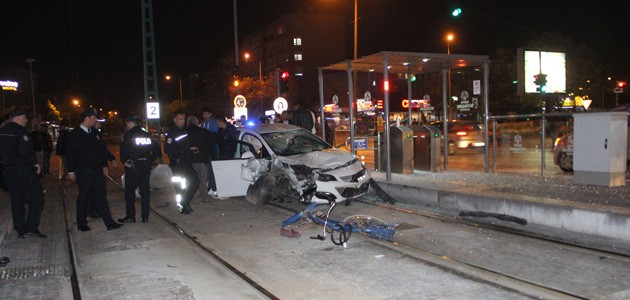 Konya’da bisiklete çarpan otomobil tramvay durağına girdi: 1 ölü