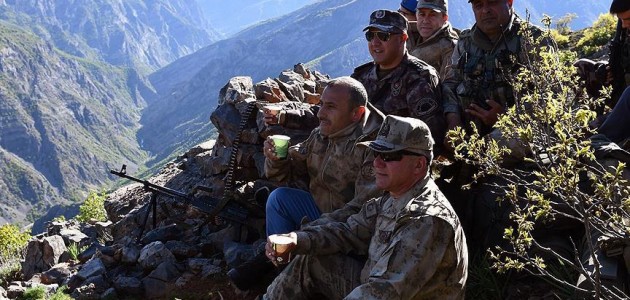 Teröristlerin ’girilemez’ dediği alanda Mehmetçik ile çay içti