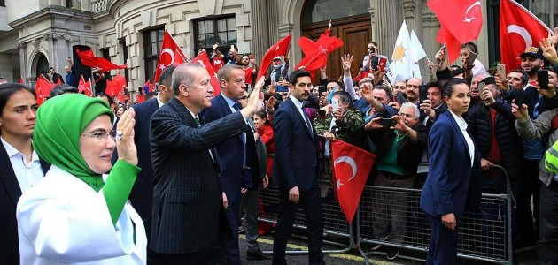 İngiltere’deki Türklerden Erdoğan’a sevgi gösterisi
