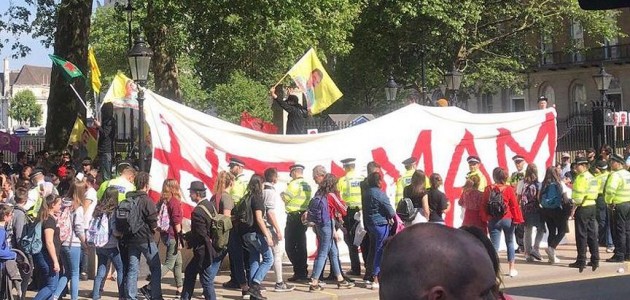 PKK yandaşları Londra’da ’tamam’ pankartı açtı