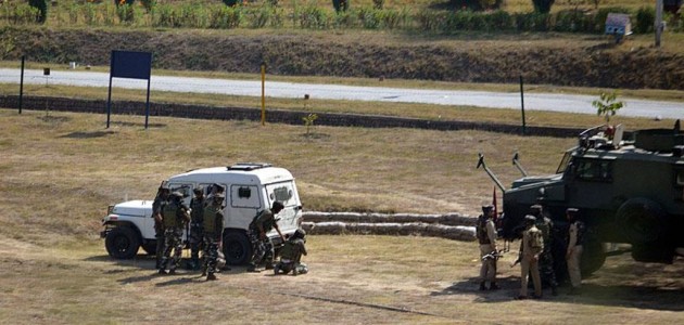 Hindistan’da polis aracına bombalı saldırı: 6 ölü