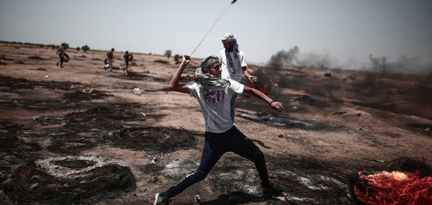 Gazze sınırında en az 100 Filistinli yaralandı