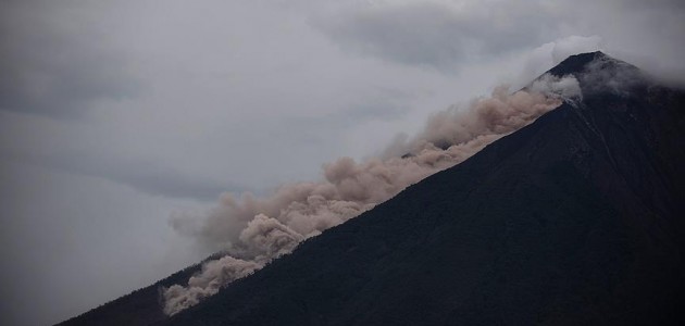 Fuego Yanardağı’nda sıcak kaya ve tortu akıntısı
