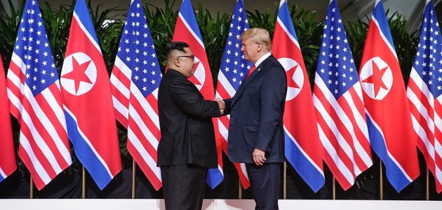 Trump ve Kim Jong-un tarihi zirvede bir araya geldi