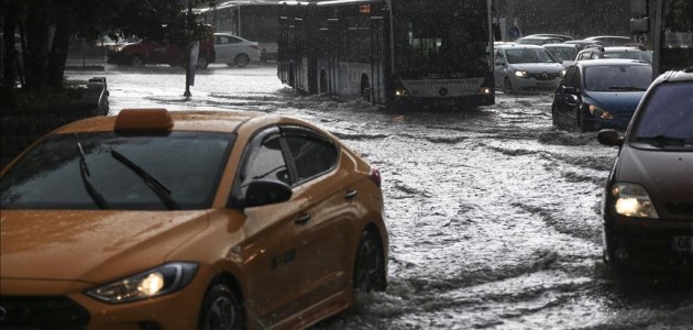 Başkentte kuvvetli yağış hayatı olumsuz etkiledi