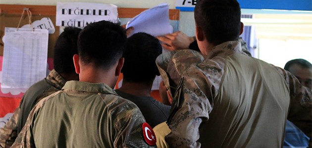Afrin’de görev yapan Mehmetçik, Türkiye’ye gelerek oylarını kullandı