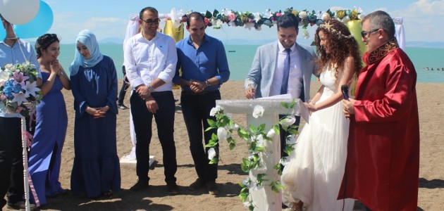 Doktor çift, Beyşehir Gölü kıyısında evlendi
