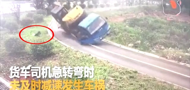 Kamyon şoförünün akıl almaz kazası kamerada!