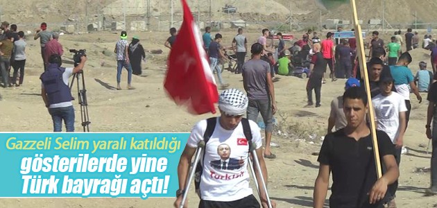 Gazzeli Selim yaralı katıldığı gösterilerde yine Türk bayrağı açtı