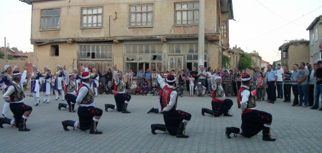 Akşehir’de halk oyunları
