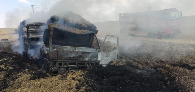 Tuzlukçu’da saman yüklü kamyon yandı