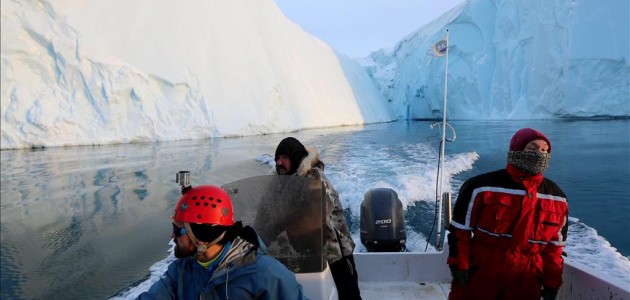 11 milyon tonluk dev buz kütlesi köyü tehdit ediyor
