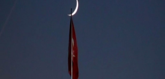 Taksim Camii üzerinde görülen hilal manzarası mest etti
