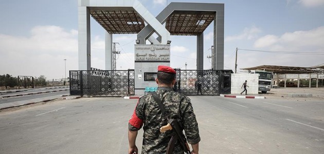 Mısır Refah Sınır Kapısı’nı geçişlere kapattı