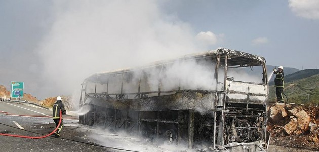 Bursa’da seyir halindeki yolcu otobüsü yandı