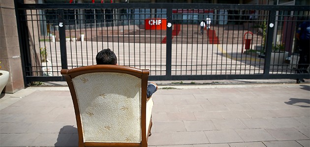 CHP önünde “koltuk“ eylemi