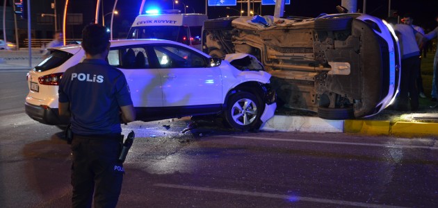 Karaman’da polis aracı ile otomobil çarpıştı: 3 yaralı