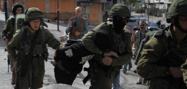 İsrail güçleri ikisi kadın 28 Filistinliyi gözaltına aldı
