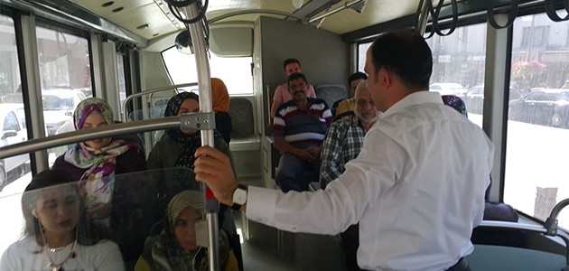 Uğur İbrahim Altay, Kaşınhanı otobüsünde vatandaşla sohbet etti