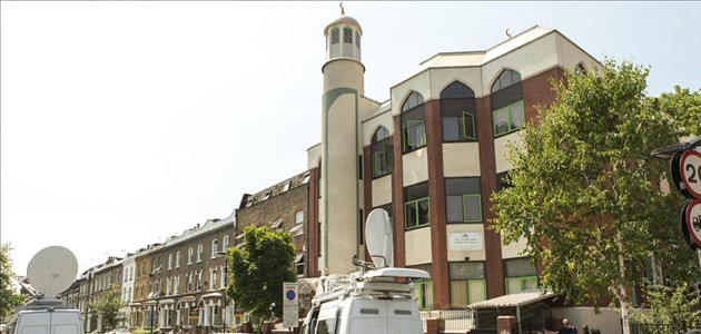 İngiltere’de iki camiye sapanlı saldırı