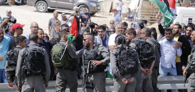 İsrail 3 Filistinli ile 1 Fransız aktivisti gözaltına aldı