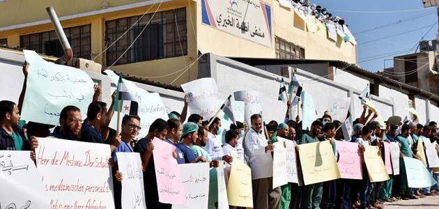 İdlib’de sağlıkçılardan Esed rejiminin saldırılarına protesto