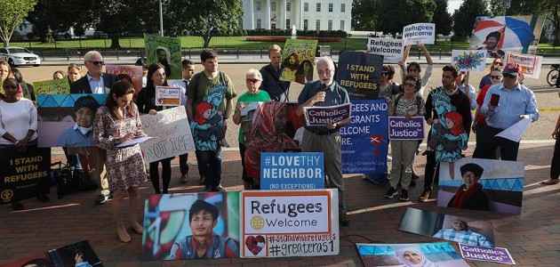 Beyaz Saray önünde Trump’ın mülteci azaltma kararına tepki