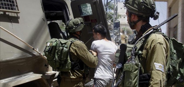 İsrail askerleri Filistinli aileyi gözaltına aldı