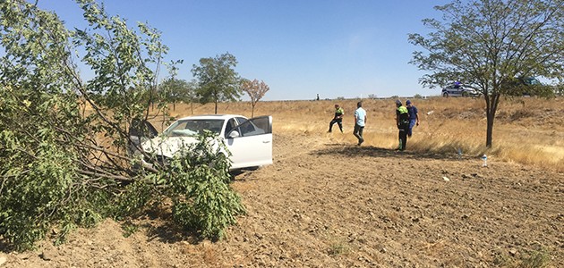 Konya’da şarampole inen araç ağaca çarptı: 3 yaralı