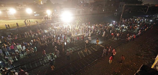 Hindistan’da ray çevresinde toplanan kalabalığa tren çarptı: 58 ölü