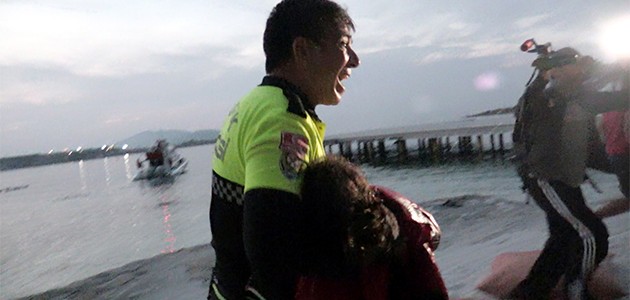 Türk polisi göçmen kız için gözyaşı döktü