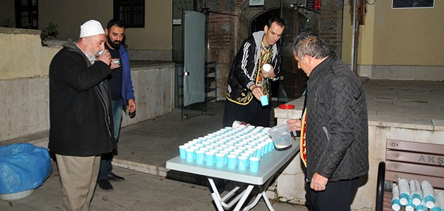 Akşehir’de vatandaşa ballı süt ikramı