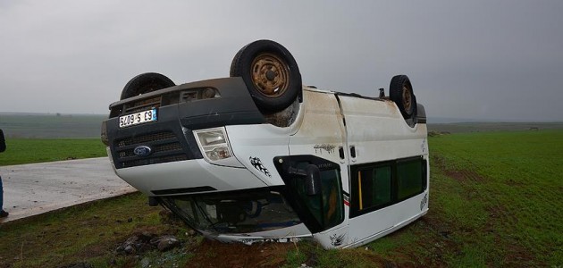 Şanlıurfa’da öğretmenleri taşıyan minibüs devrildi: 13 yaralı