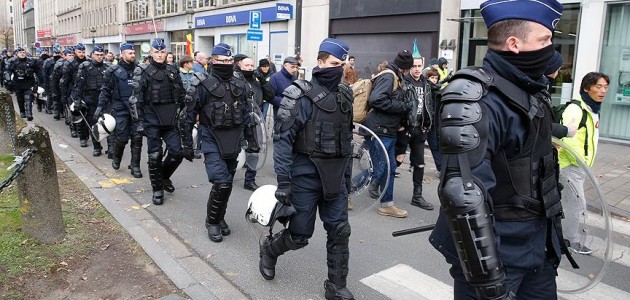 Brüksel’de polisten aşırı sağcı ve göç karşıtı gösteriye gaz bombalı müdahale