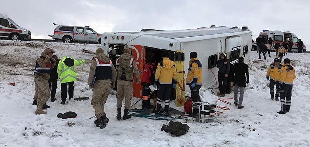 Sivas’ta yolcu otobüsü devrildi: 15 yaralı