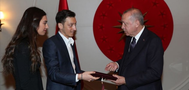 Cumhurbaşkanı Erdoğan futbolcu Mesut Özil’i kabul etti