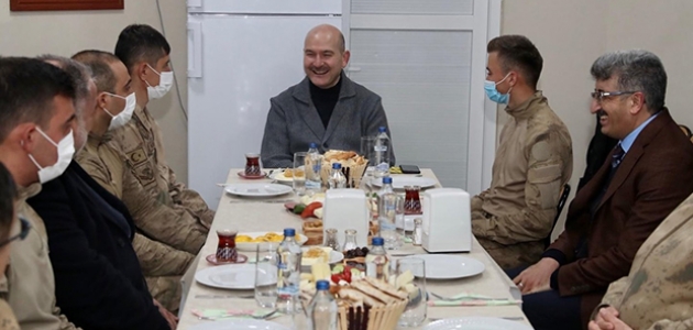 Bakan Soylu yılın ilk kahvaltısını üs bölgesindeki askerlerle yaptı 