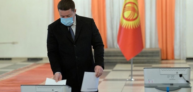  Kırgızistan'da halk erken cumhurbaşkanlığı seçimleri için sandık başında