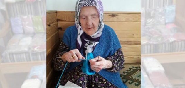  100 yaşındaki nine’den Mehmetçiğe çorap