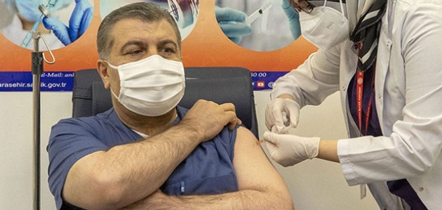  Fahrettin Koca, canlı yayında aşı oldu      