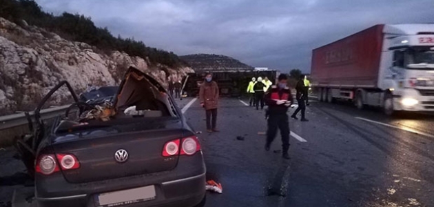  Pozantı-Ankara otoyolunda kamyonla otomobil çarpıştı: 5 ölü, 2 yaralı