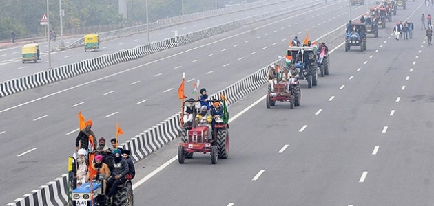  Hindistan'da traktörleriyle eylem yapan çiftçilere polis müdahale etti