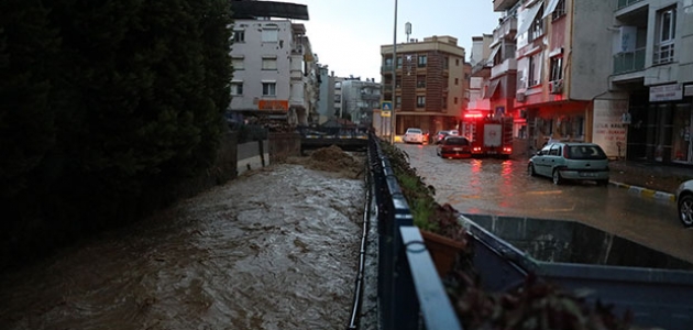 İzmir'de sağanak yağış hayatı felç etti! 