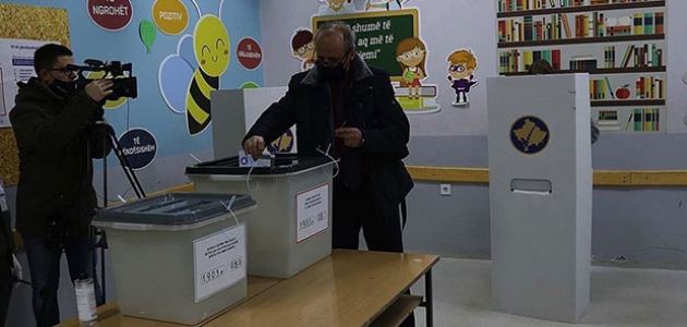  Kosova'da halk erken genel seçim için sandık başında