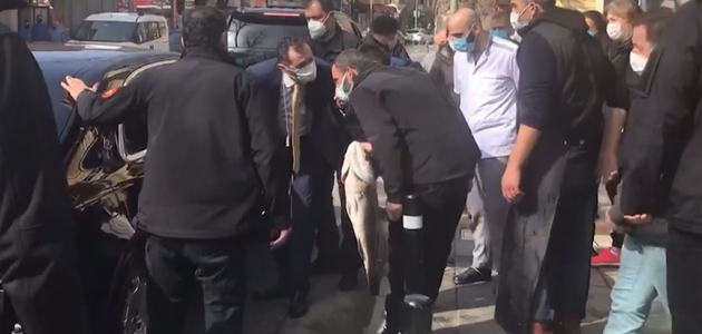 Cumhurbaşkanı Erdoğan Çengelköy'deki bir balıkçıdan alışveriş yaptı 