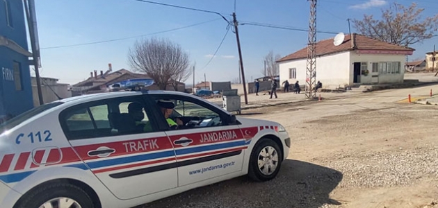 Jandarma'dan megafonla maske ve sosyal mesafe uyarısı  