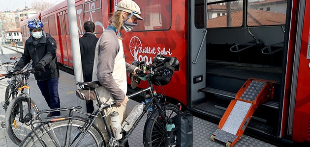 Fransız seyyah, Konya'daki bisiklet tramvayına hayran kaldı   