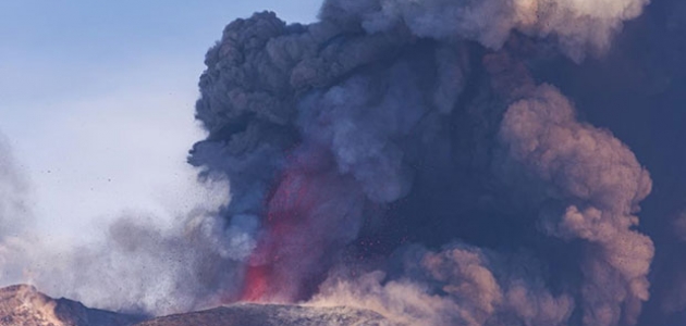 İtalya'da Etna Yanardağı lav püskürtmeye devam ediyor